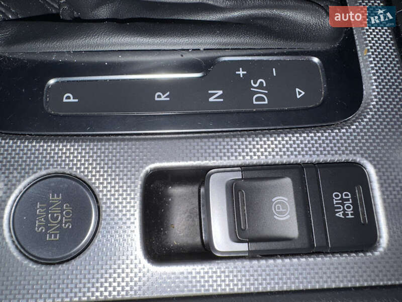 Позашляховик / Кросовер Volkswagen Touareg 2017 в Києві