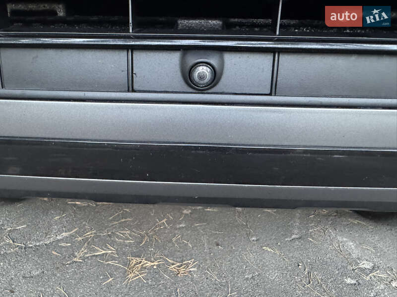 Позашляховик / Кросовер Volkswagen Touareg 2017 в Києві