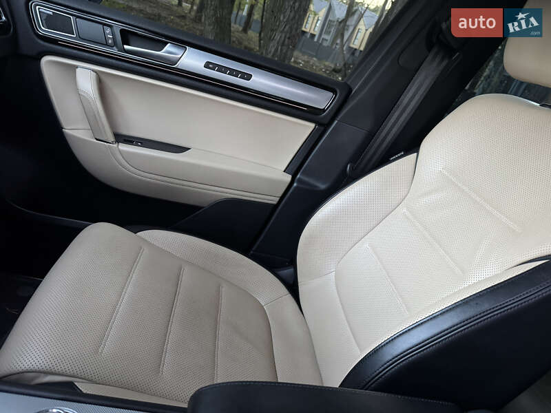 Позашляховик / Кросовер Volkswagen Touareg 2017 в Києві