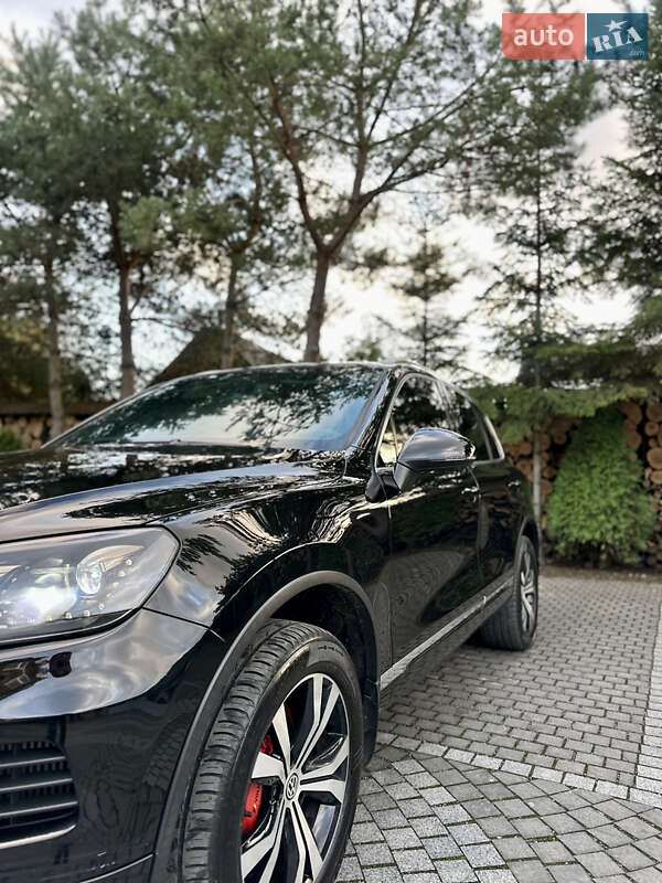 Внедорожник / Кроссовер Volkswagen Touareg 2011 в Черновцах