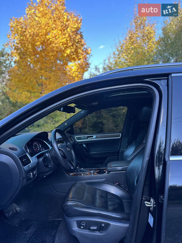 Внедорожник / Кроссовер Volkswagen Touareg 2011 в Черновцах