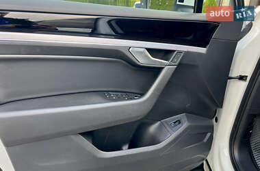 Внедорожник / Кроссовер Volkswagen Touareg 2019 в 