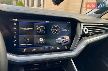 Внедорожник / Кроссовер Volkswagen Touareg 2019 в 