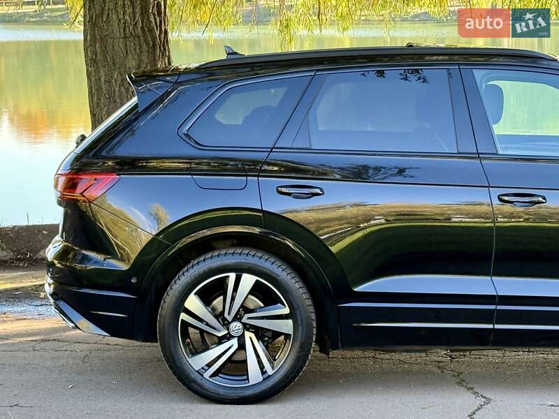 Позашляховик / Кросовер Volkswagen Touareg 2020 в Рівному