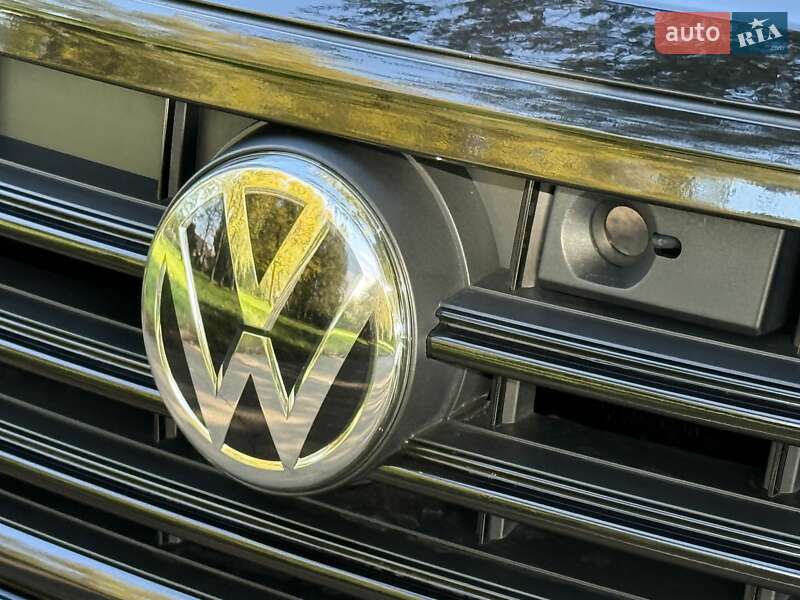 Позашляховик / Кросовер Volkswagen Touareg 2020 в Рівному