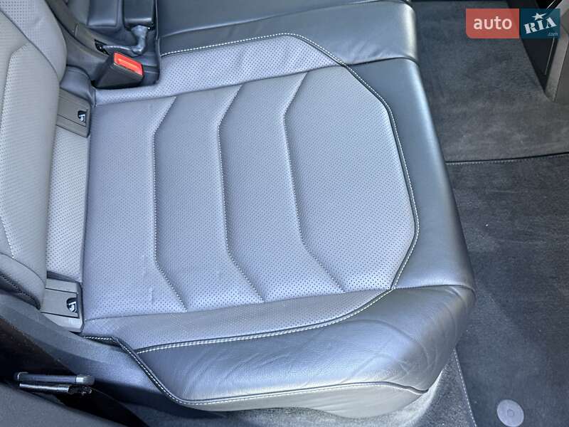 Позашляховик / Кросовер Volkswagen Touareg 2020 в Рівному