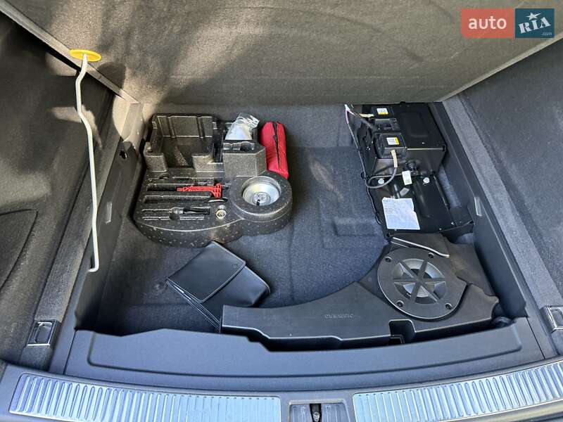 Позашляховик / Кросовер Volkswagen Touareg 2020 в Рівному