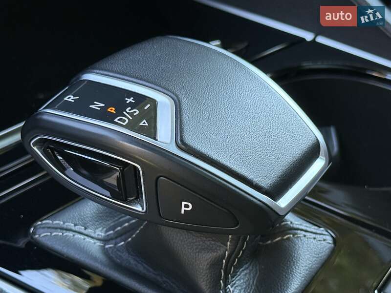 Позашляховик / Кросовер Volkswagen Touareg 2020 в Рівному