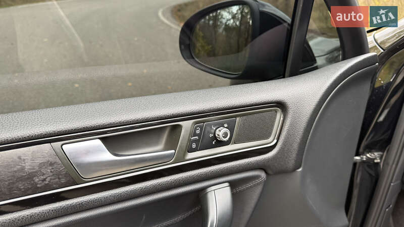 Внедорожник / Кроссовер Volkswagen Touareg 2012 в Звенигородке