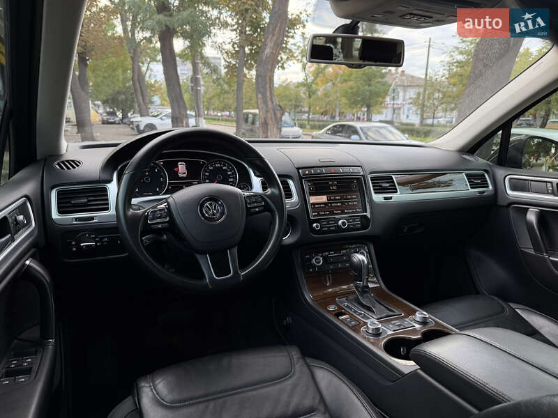 Внедорожник / Кроссовер Volkswagen Touareg 2016 в Николаеве