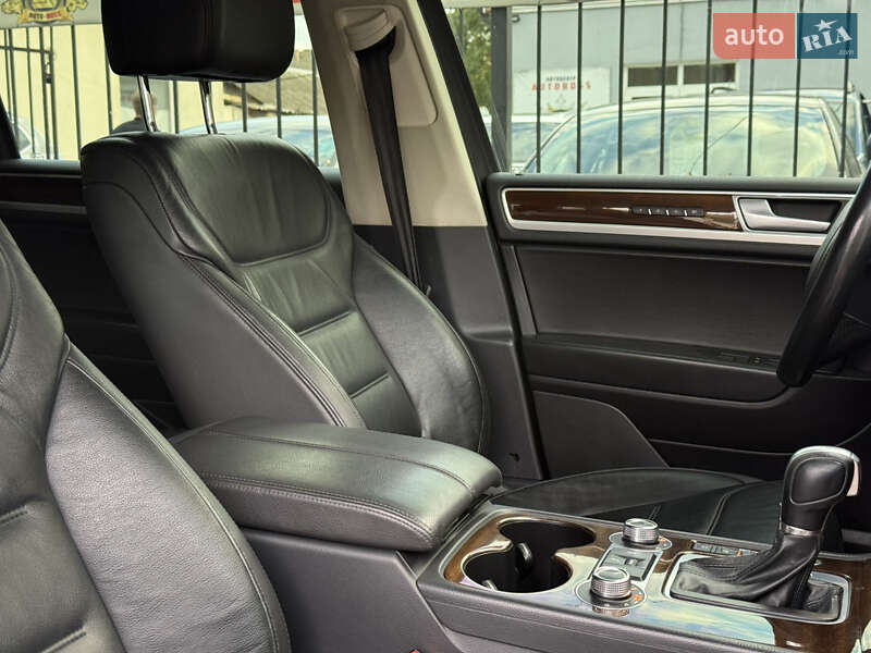 Внедорожник / Кроссовер Volkswagen Touareg 2016 в Николаеве