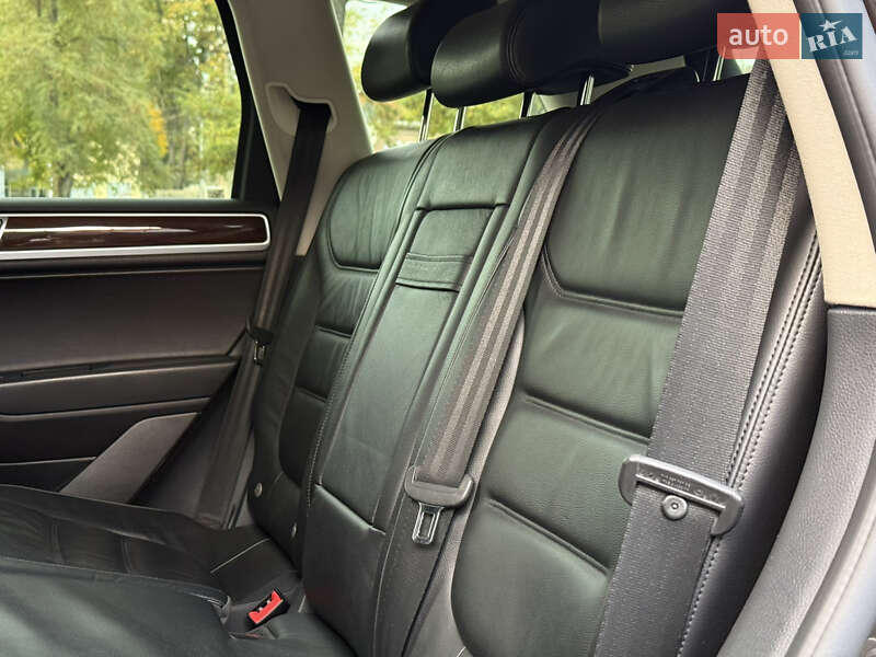 Внедорожник / Кроссовер Volkswagen Touareg 2016 в Николаеве