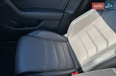 Внедорожник / Кроссовер Volkswagen Touareg 2021 в 