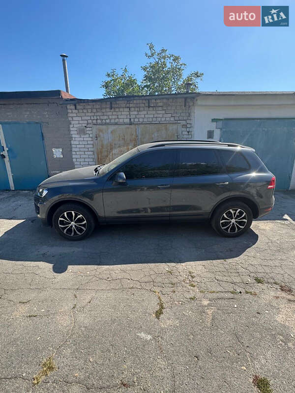 Позашляховик / Кросовер Volkswagen Touareg 2015 в Запоріжжі