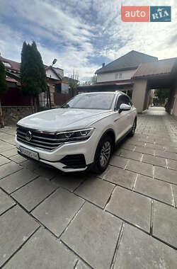 Внедорожник / Кроссовер Volkswagen Touareg 2019 в 
