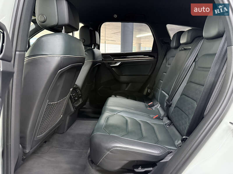 Позашляховик / Кросовер Volkswagen Touareg 2019 в Одесі