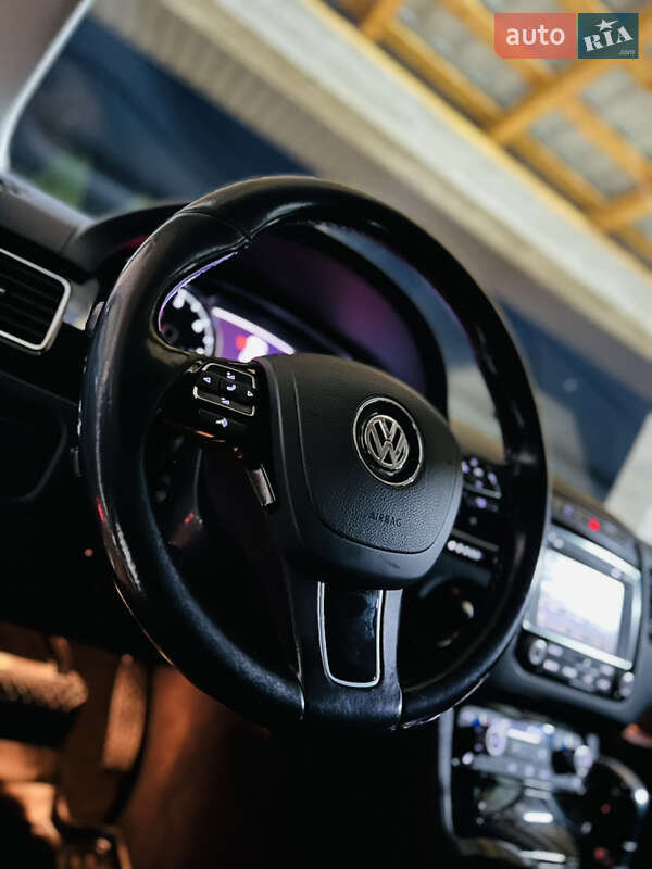 Внедорожник / Кроссовер Volkswagen Touareg 2015 в Грушево