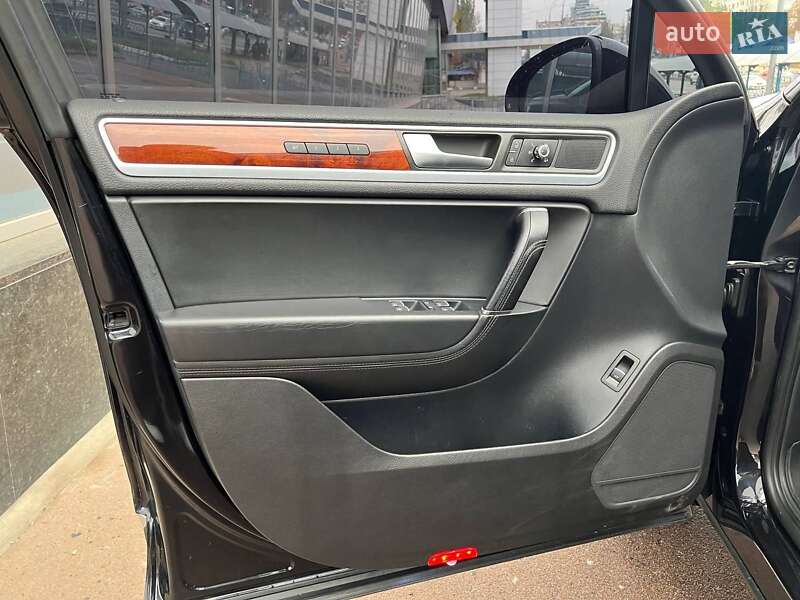 Позашляховик / Кросовер Volkswagen Touareg 2012 в Києві