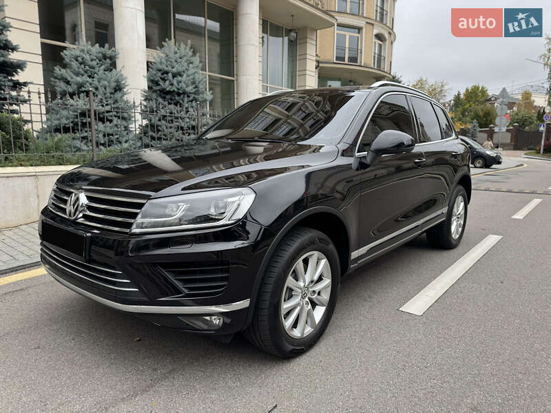 Позашляховик / Кросовер Volkswagen Touareg 2016 в Києві