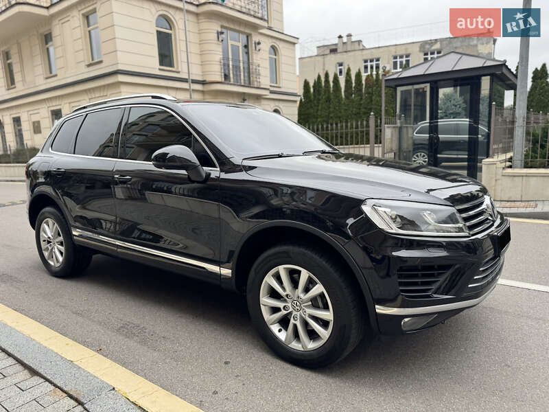 Позашляховик / Кросовер Volkswagen Touareg 2016 в Києві