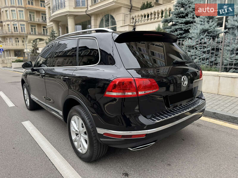 Позашляховик / Кросовер Volkswagen Touareg 2016 в Києві