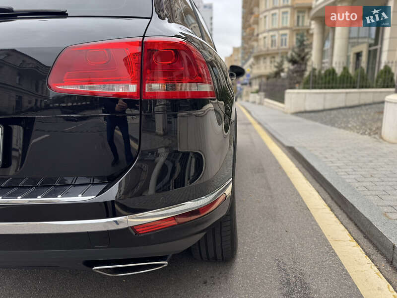 Позашляховик / Кросовер Volkswagen Touareg 2016 в Києві