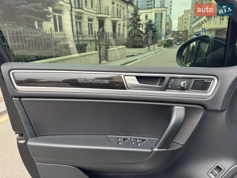 Позашляховик / Кросовер Volkswagen Touareg 2016 в Києві