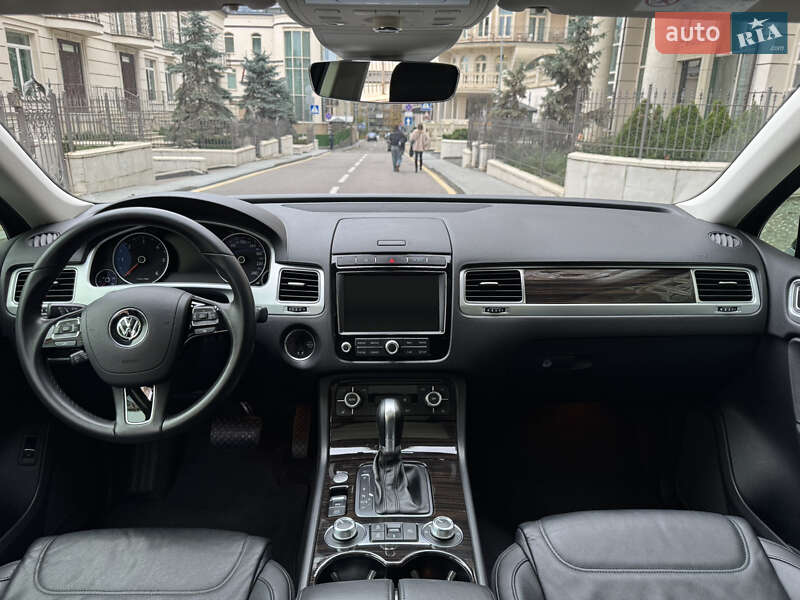 Позашляховик / Кросовер Volkswagen Touareg 2016 в Києві
