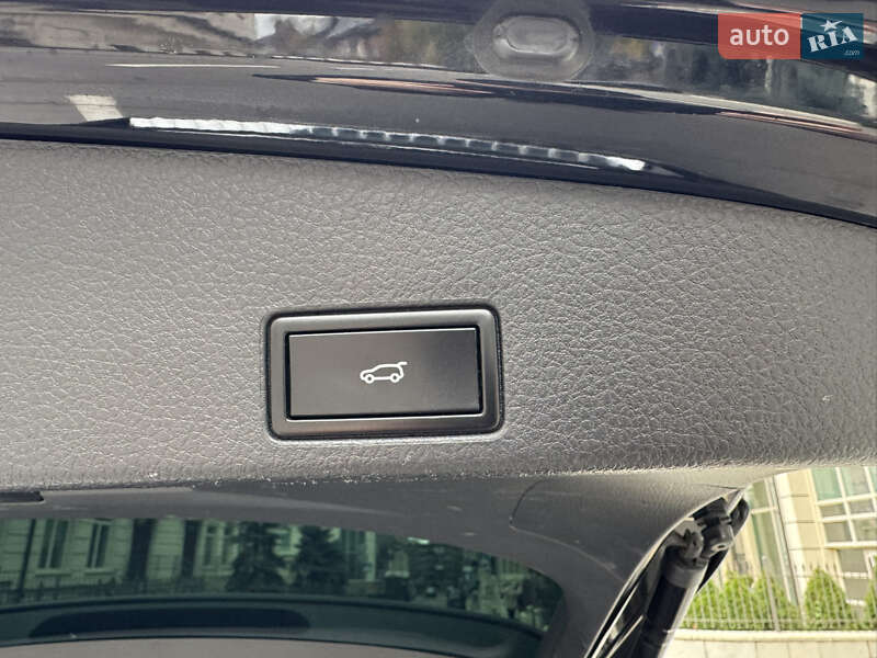 Позашляховик / Кросовер Volkswagen Touareg 2016 в Києві