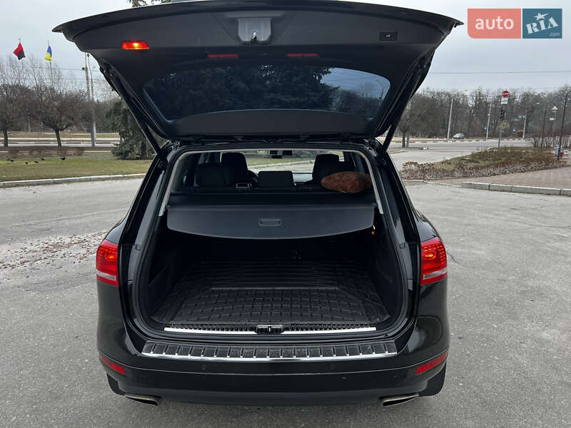 Позашляховик / Кросовер Volkswagen Touareg 2013 в Сумах