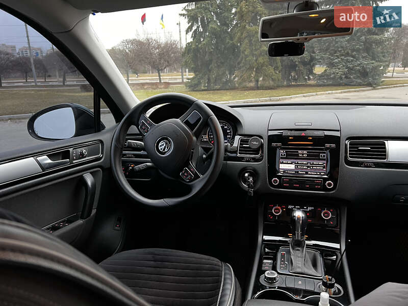 Позашляховик / Кросовер Volkswagen Touareg 2013 в Сумах