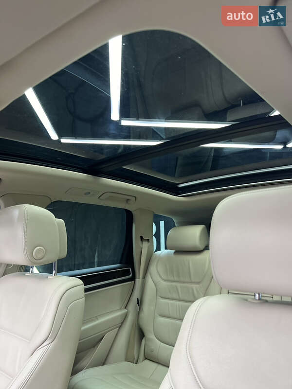 Внедорожник / Кроссовер Volkswagen Touareg 2012 в Харькове