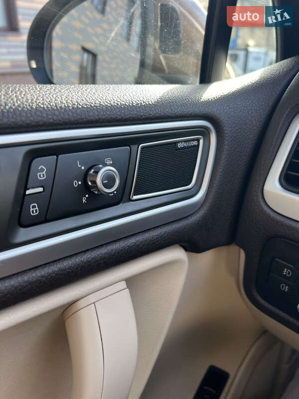 Внедорожник / Кроссовер Volkswagen Touareg 2012 в Харькове