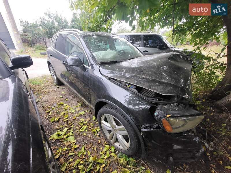 Внедорожник / Кроссовер Volkswagen Touareg 2012 в Киеве