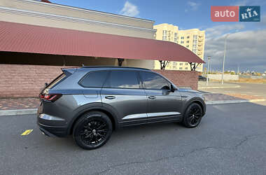 Внедорожник / Кроссовер Volkswagen Touareg 2018 в 