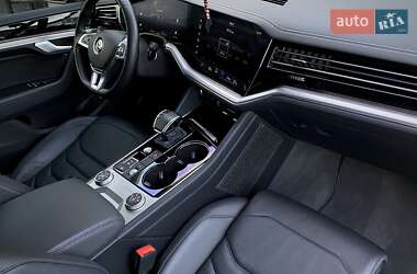 Внедорожник / Кроссовер Volkswagen Touareg 2019 в 