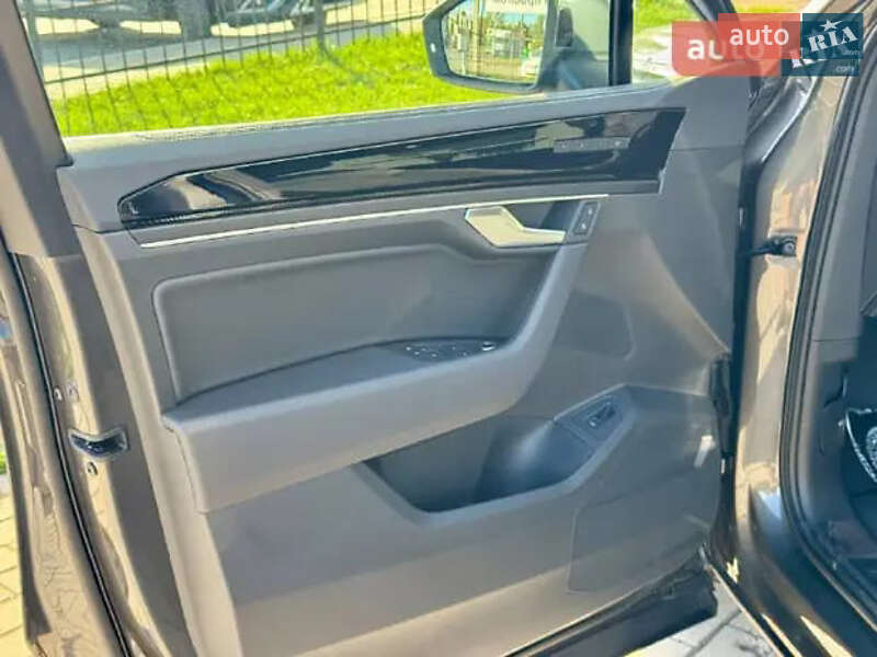 Позашляховик / Кросовер Volkswagen Touareg 2024 в Бучі