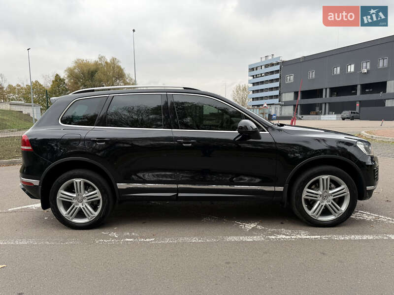 Позашляховик / Кросовер Volkswagen Touareg 2015 в Києві