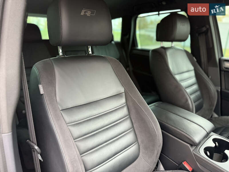 Позашляховик / Кросовер Volkswagen Touareg 2015 в Києві