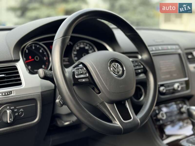 Позашляховик / Кросовер Volkswagen Touareg 2017 в Києві