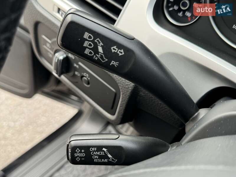 Позашляховик / Кросовер Volkswagen Touareg 2017 в Києві