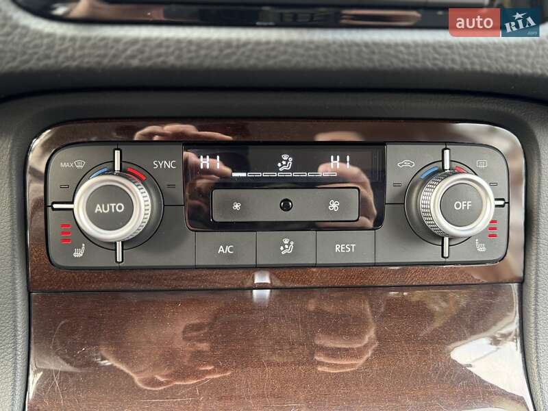 Позашляховик / Кросовер Volkswagen Touareg 2017 в Києві