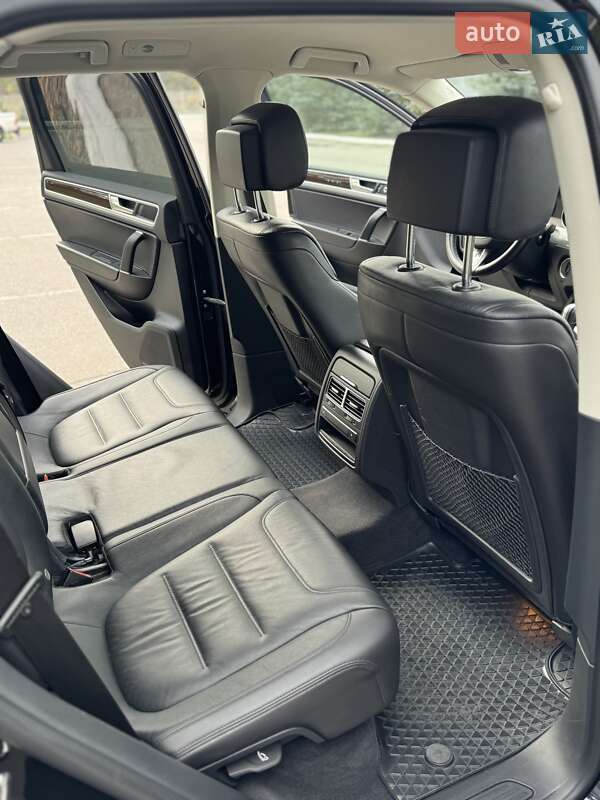 Позашляховик / Кросовер Volkswagen Touareg 2017 в Києві