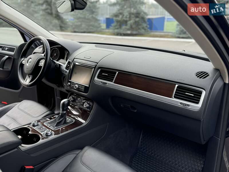 Позашляховик / Кросовер Volkswagen Touareg 2017 в Києві