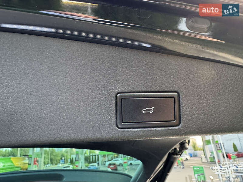 Внедорожник / Кроссовер Volkswagen Touareg 2016 в Киеве