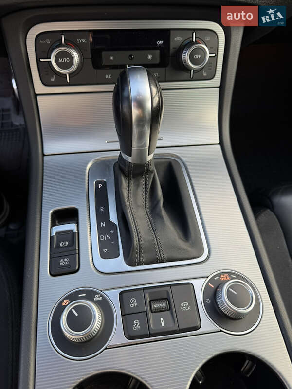 Внедорожник / Кроссовер Volkswagen Touareg 2016 в Киеве