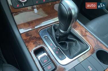 Внедорожник / Кроссовер Volkswagen Touareg 2010 в 