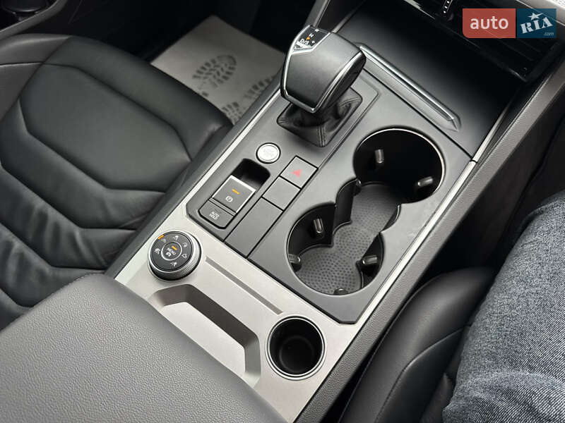 Внедорожник / Кроссовер Volkswagen Touareg 2019 в Дубно