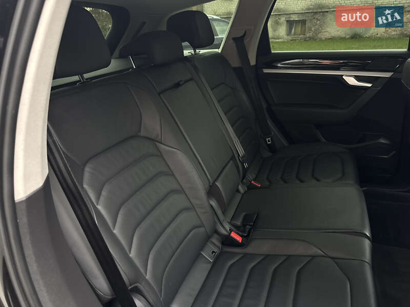 Внедорожник / Кроссовер Volkswagen Touareg 2019 в Дубно