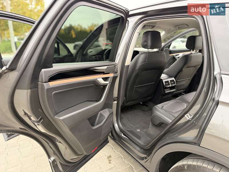 Позашляховик / Кросовер Volkswagen Touareg 2018 в Одесі